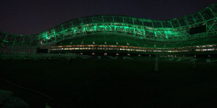 <pre>Стадион в Ирландии сияет осветительными спецэффектами от Musco Lighting
