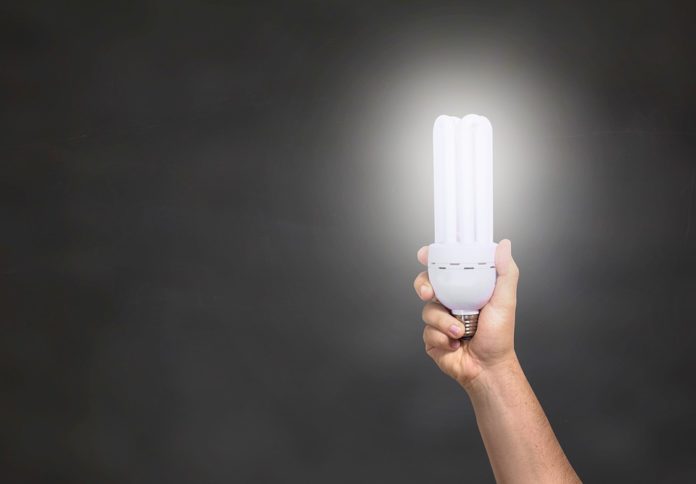 <pre>Signify завершает приобретение решения Cooper Lighting и расширяет солнечное освещение своей гибридной зарядной технологией
