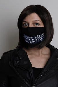 <pre>Дизайнер Oculus / Facebook надевает гибкую светодиодную панель на лицевую маску
