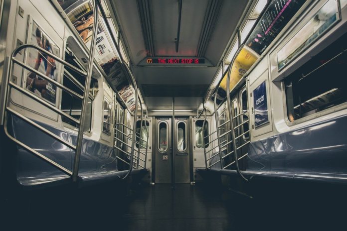 <pre>Поезда и автобусы метро в Нью-Йорке, дезинфицированные UVC для борьбы с коронавирусной инфекцией
