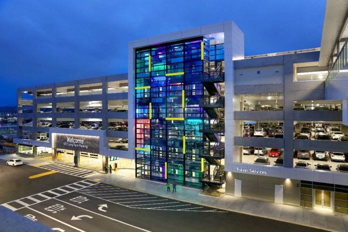 <pre>Аэропорт Сан-Франциско сияет светодиодной художественной установкой
