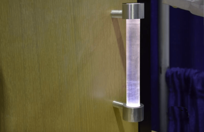 <pre>Гонконгские студенты придумали дверную ручку с УФ-подсветкой, работающую от ультрафиолетового излучения
