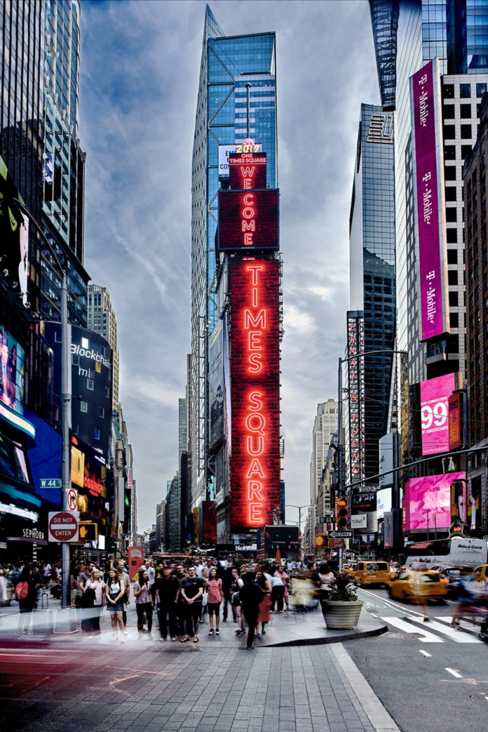 <pre>Samsung устанавливает светодиодные дисплеи на Нью-Йорк Таймс-сквер и строит новый светодиодный экран для кинотеатров в Техасе
